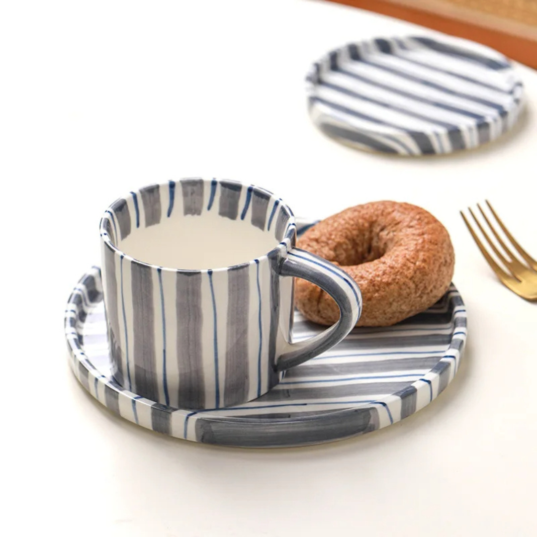 Keramische Koffiemok en Schotel Groot Handgeschilderd Gestreept Design