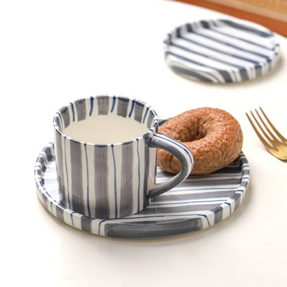 Keramische Koffiemok en Schotel Groot Handgeschilderd Gestreept Design