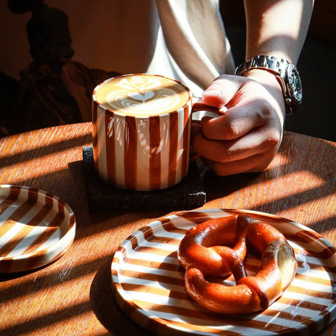 Keramische Koffiemok en Schotel Groot Handgeschilderd Gestreept Design