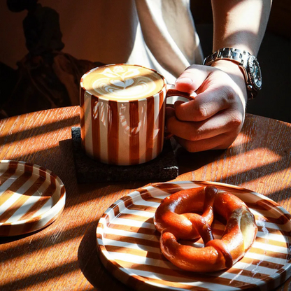 Keramische Koffiemok en Schotel Groot Handgeschilderd Gestreept Design
