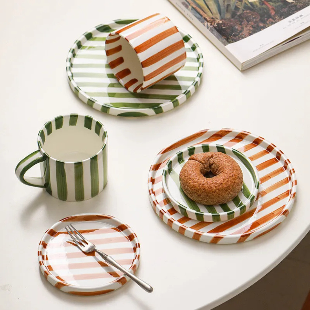 Keramische Koffiemok en Schotel Groot Handgeschilderd Gestreept Design