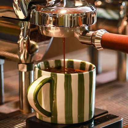 Keramische Koffiemok en Schotel Groot Handgeschilderd Gestreept Design