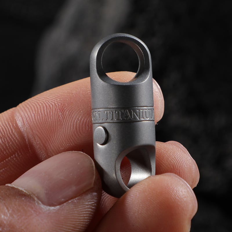 Draaibare Sleutelhanger Titanium EDC met Magnetische Snelssluiting - Velinix