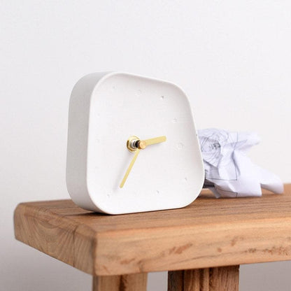 Beton Tafelklok Retro Stijl met Gouden Wijzers