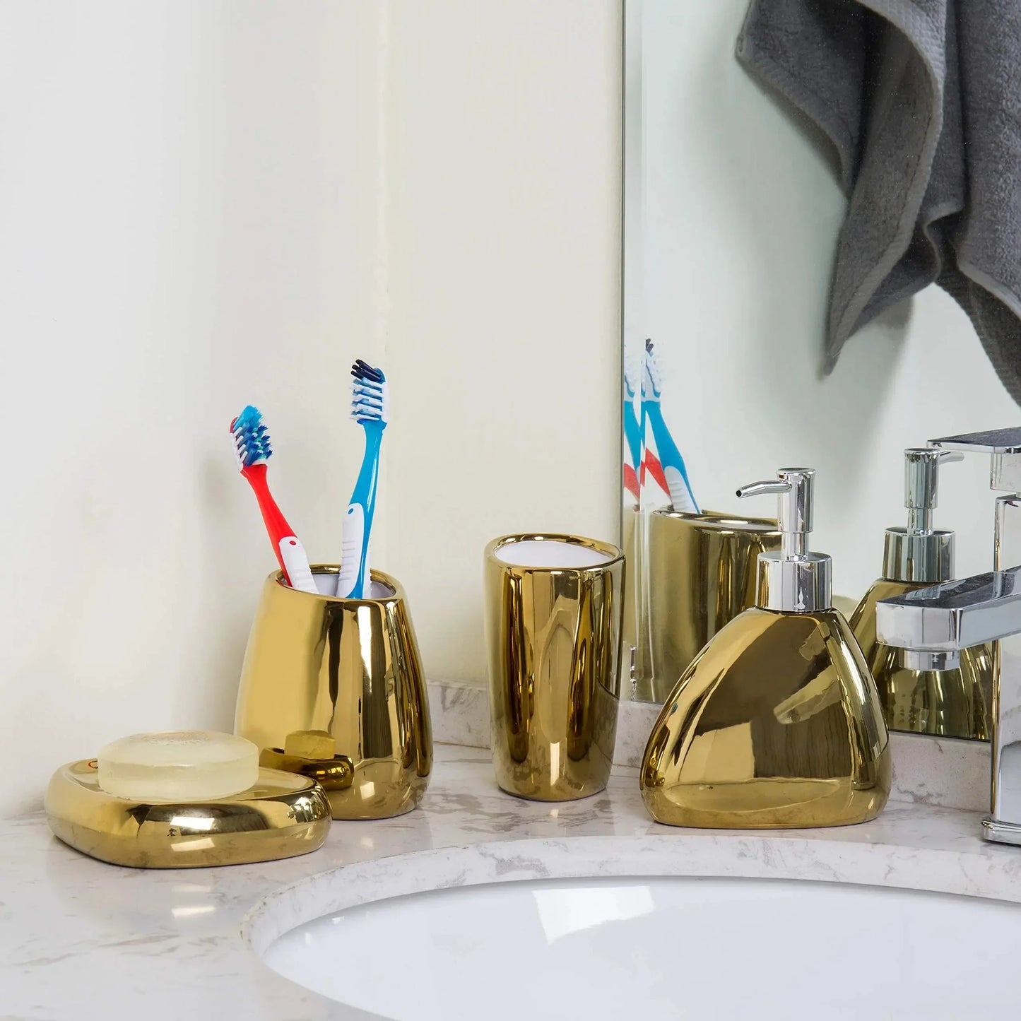 Goldenes Badezimmerzubehör Set – 4-teilig mit Seifenspender und Becher 5