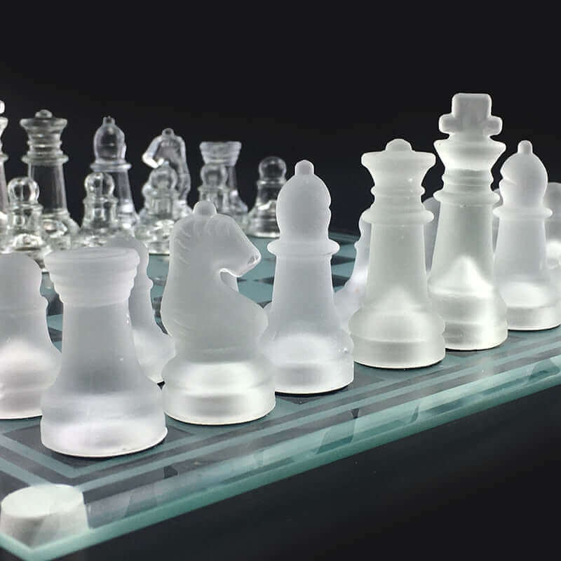 Schaakspel van Glazen Stenen met Houten Bord