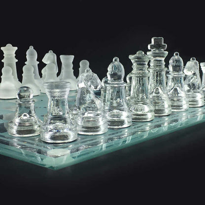 Schaakspel van Glazen Stenen met Houten Bord