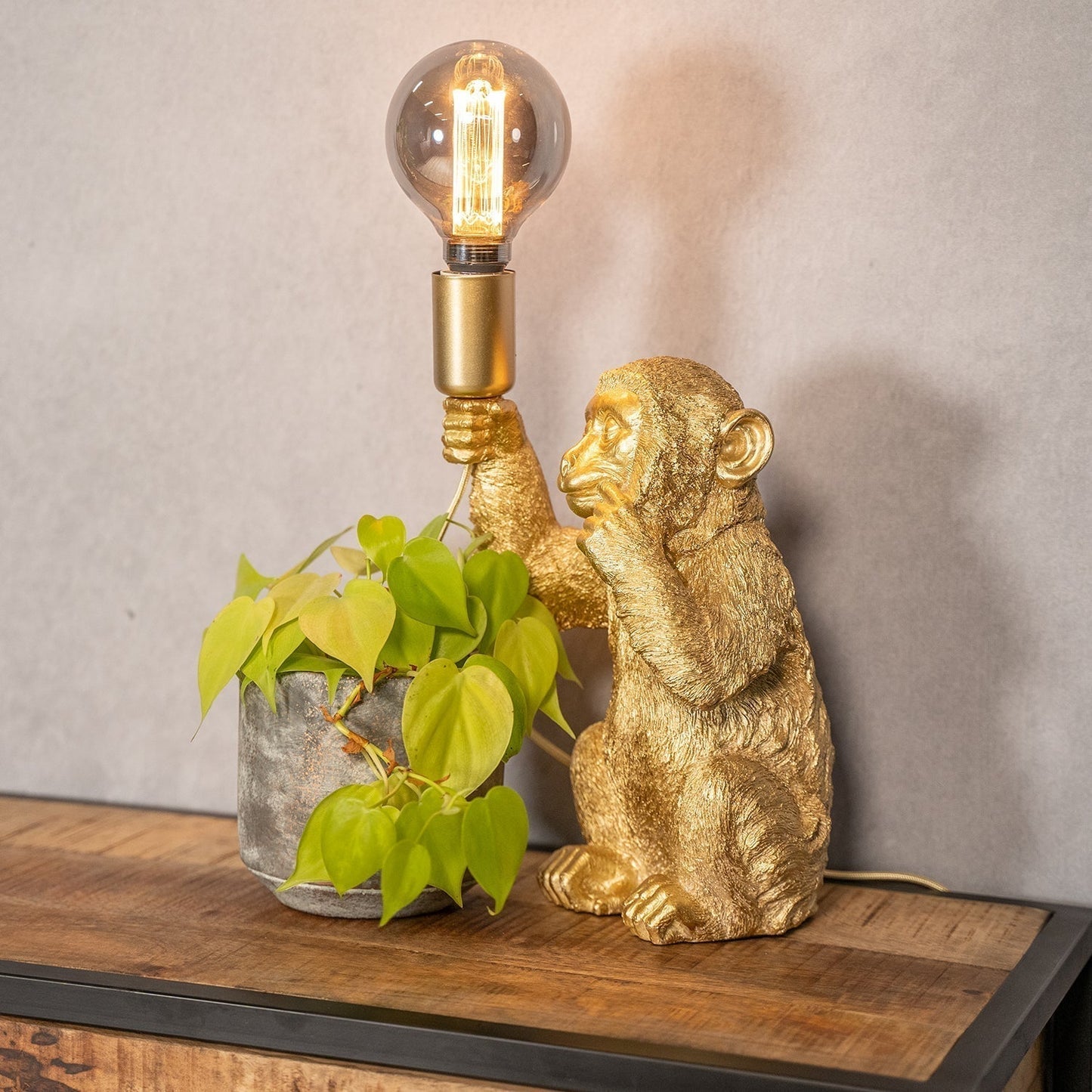 Gouden Tafellamp Uniek Design voor Sfeer en Stijl