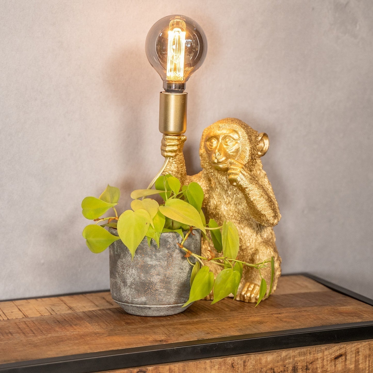 Gouden Tafellamp Uniek Design voor Sfeer en Stijl