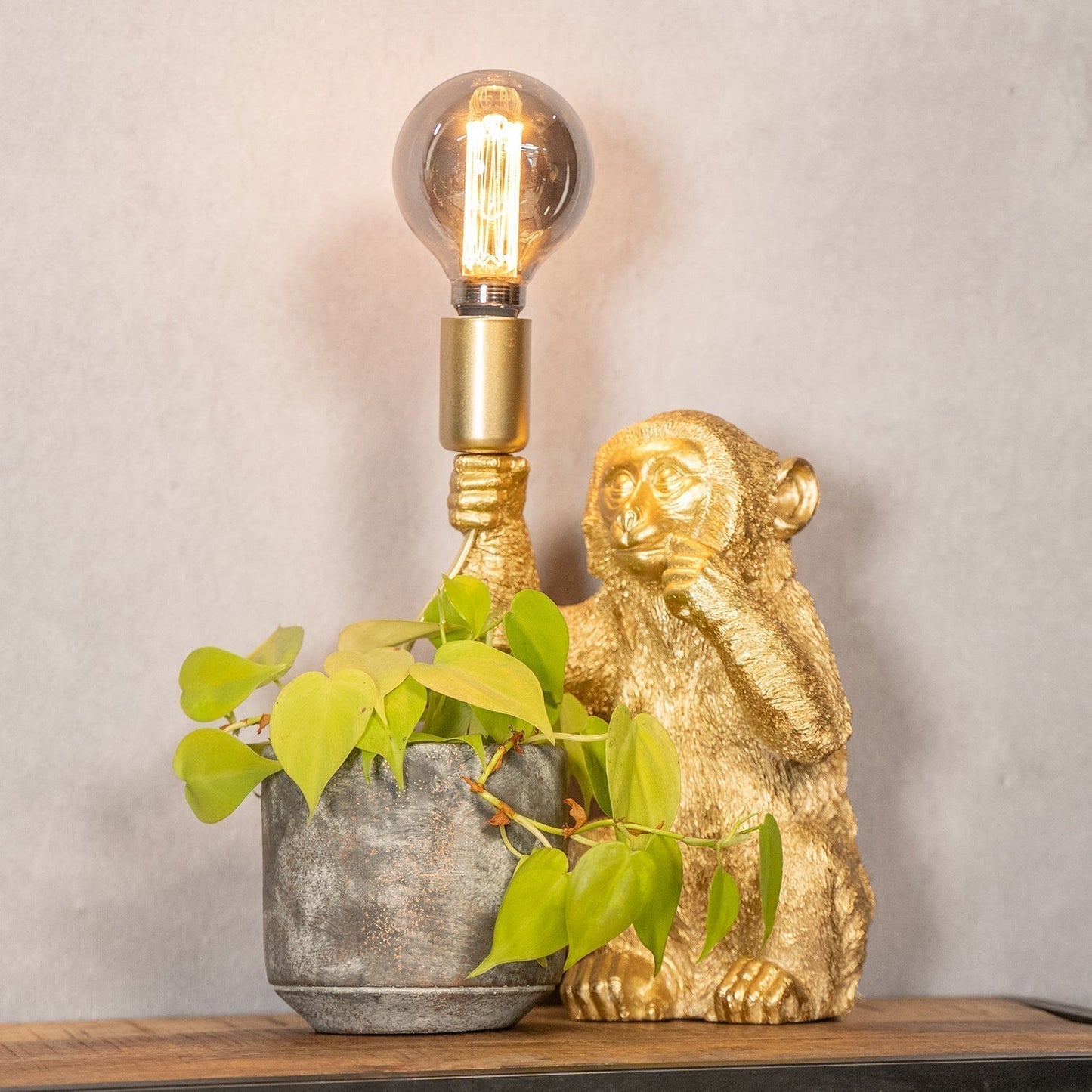 Gouden Tafellamp Uniek Design voor Sfeer en Stijl - Velinix