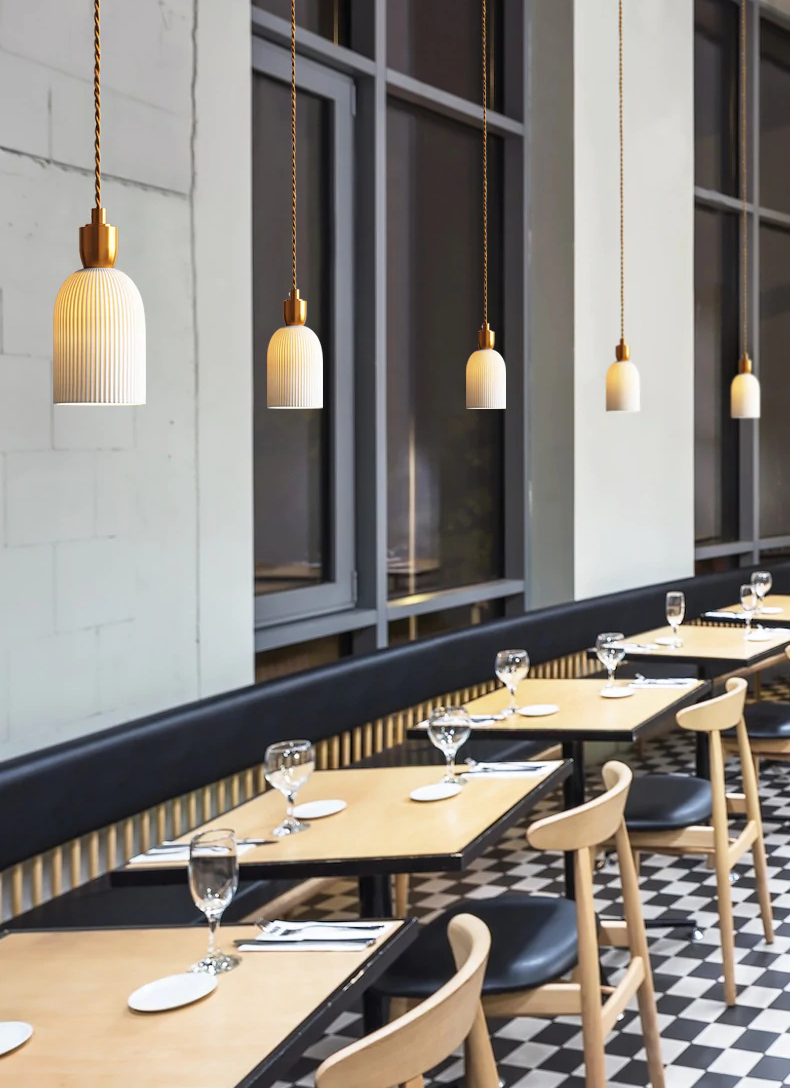 Keramische Hanglamp Plissé Design Met Messingdetails