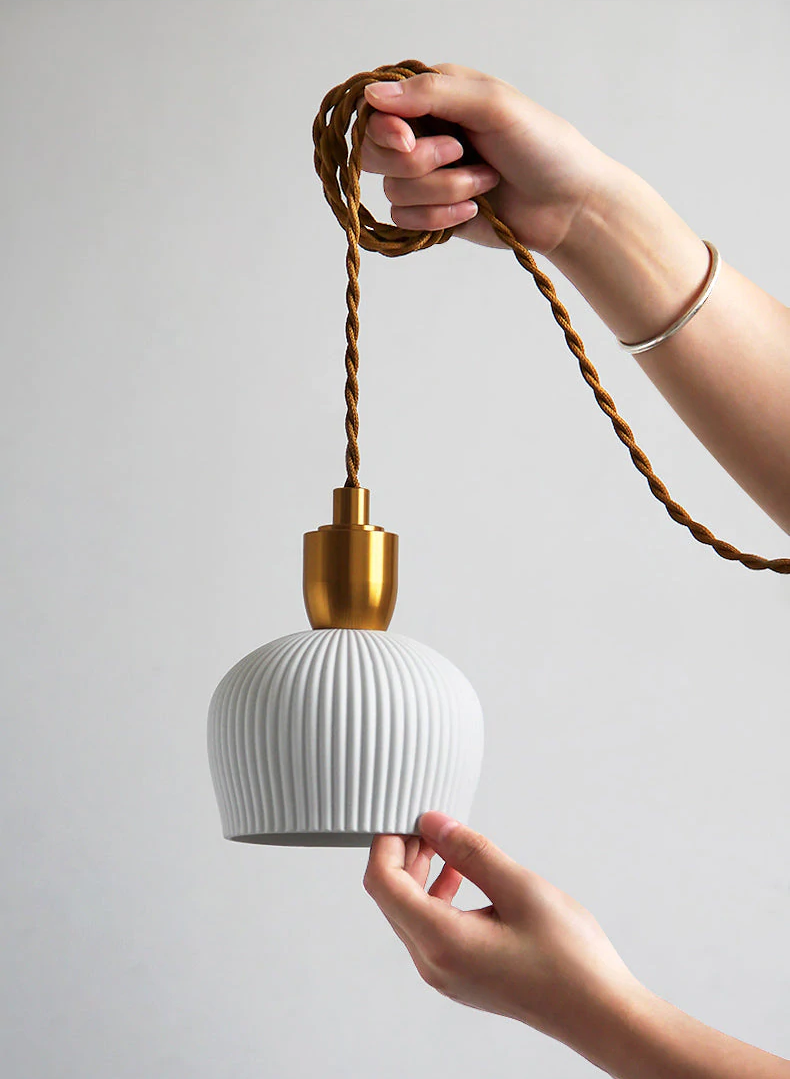 Keramische Hanglamp Plissé Design Met Messingdetails