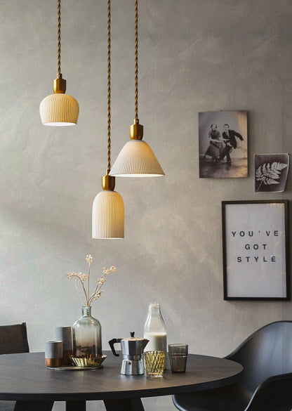 Keramische Hanglamp Plissé Design Met Messingdetails