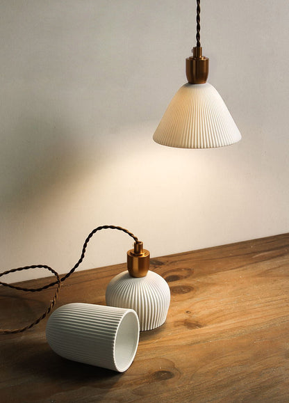 Keramische Hanglamp Plissé Design Met Messingdetails
