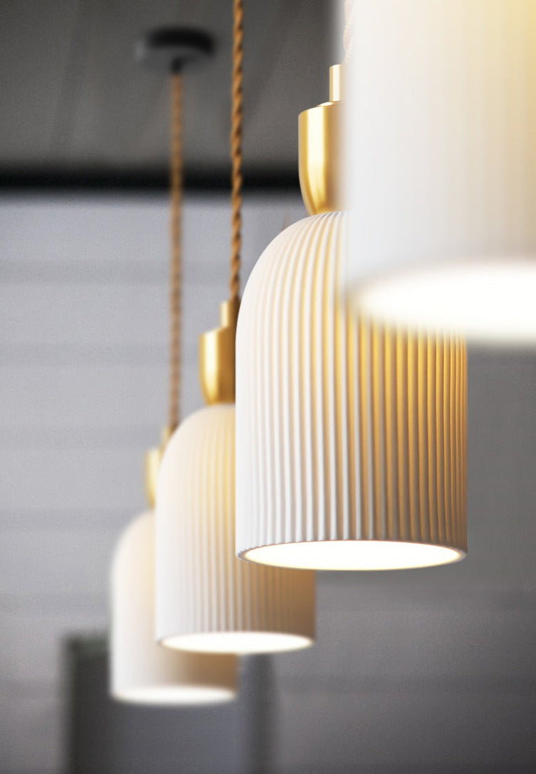 Keramische Hanglamp Plissé Design Met Messingdetails
