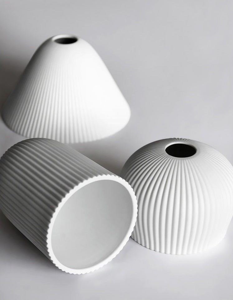 Keramische Hanglamp Plissé Design Met Messingdetails