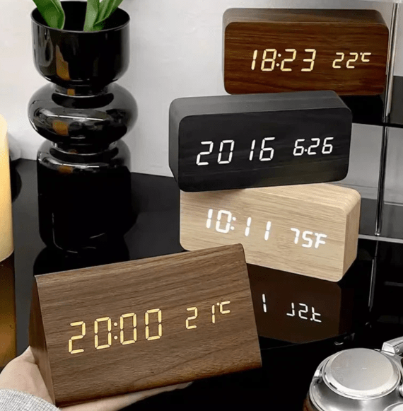 LED Houten Klok Slim en Stijlvol met Spraakbesturing